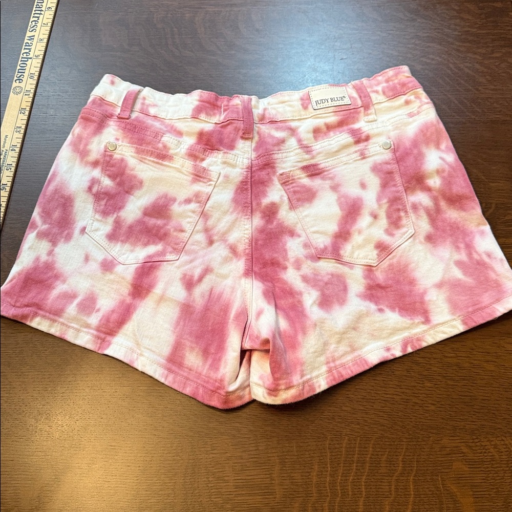 Judy Blue pink and white denim tie-dye shorts with a mid rise fit. Size large.